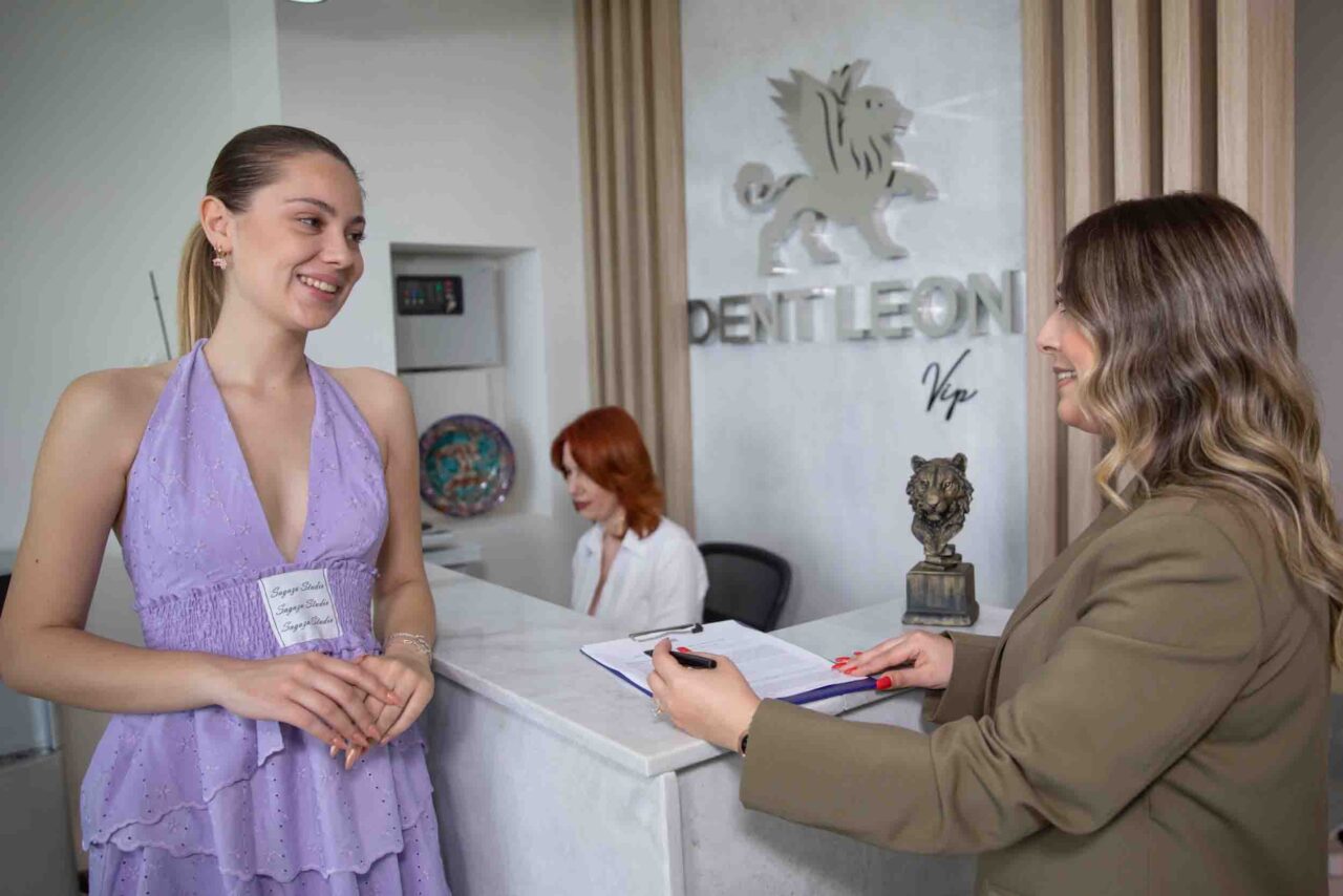 Patient arriving at Dent Leon looks at her treatment plan